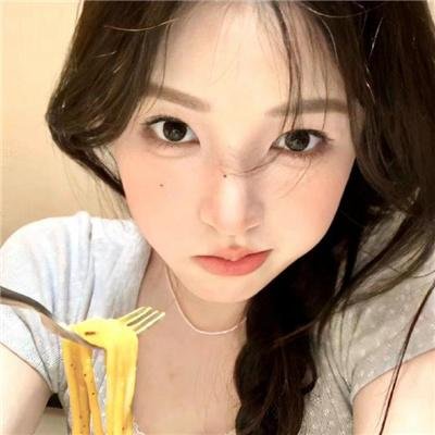 坐在酒吧里吃蛋糕